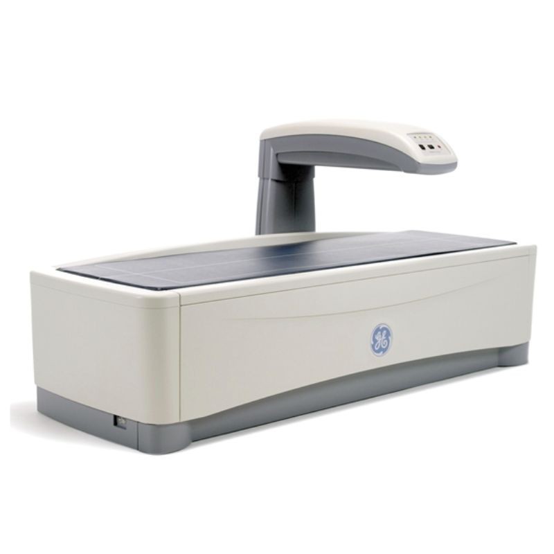 Equipo densitómetro óseo realizando medición DXA