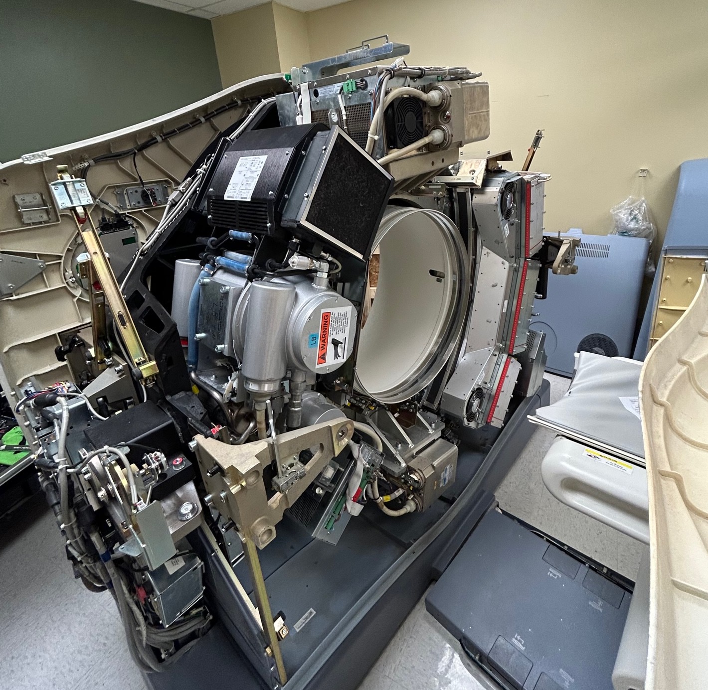 Instalación y traslado de equipos médicos – Tomógrafo en sitio (Hauss Medical Chile)